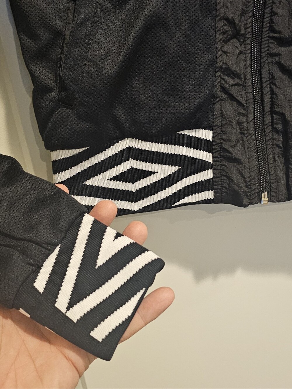 Umbro High Quality Heavy Mesh Soccer Windbreaker Xs Black And White - Picture 2 of 8
